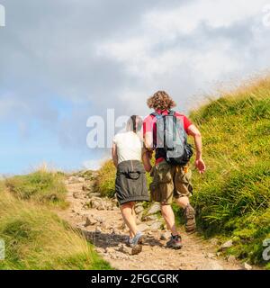 Junge Menschen wandern bei Hohneck in den französischen vogesen Stockfoto