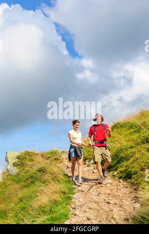 Junge Menschen wandern bei Hohneck in den französischen vogesen Stockfoto