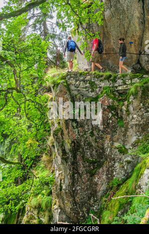 Junge Menschen wandern bei Hohneck in den französischen vogesen Stockfoto