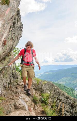 Junge Menschen wandern bei Hohneck in den französischen vogesen Stockfoto