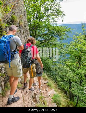 Junge Menschen wandern bei Hohneck in den französischen vogesen Stockfoto