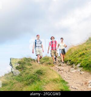 Junge Menschen wandern bei Hohneck in den französischen vogesen Stockfoto