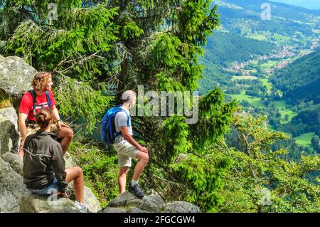 Junge Menschen wandern bei Hohneck in den französischen vogesen Stockfoto