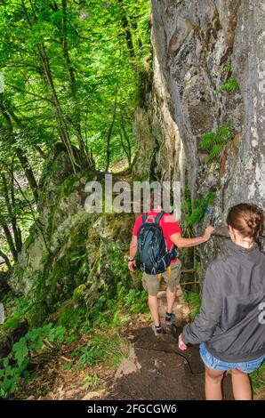 Junge Menschen wandern bei Hohneck in den französischen vogesen Stockfoto