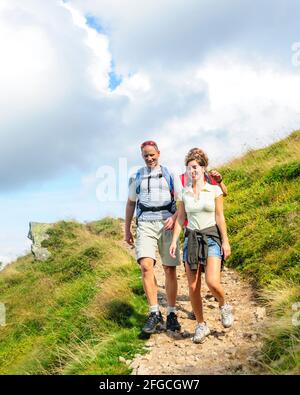 Junge Menschen wandern bei Hohneck in den französischen vogesen Stockfoto