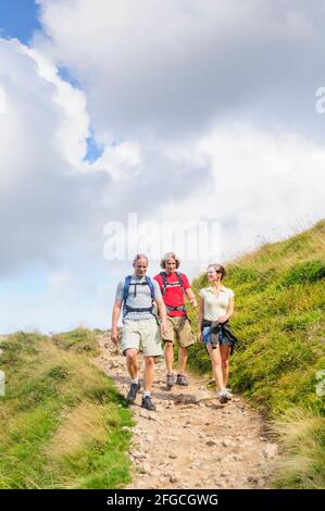 Junge Menschen wandern bei Hohneck in den französischen vogesen Stockfoto