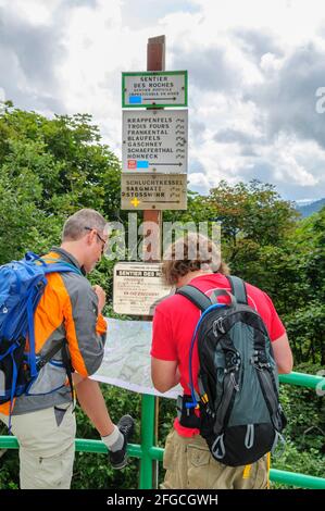 Junge Menschen wandern bei Hohneck in den französischen vogesen Stockfoto