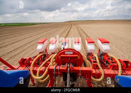 Traktor Aussaat von Saatgut auf Feld im Frühjahr Zeit Stockfoto