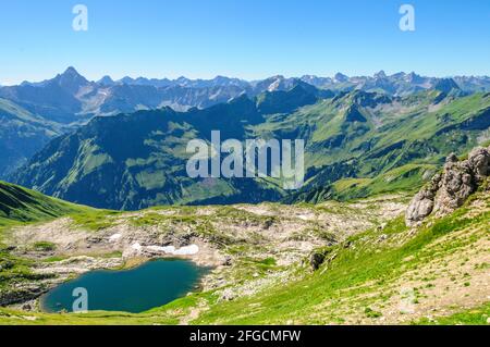 Beeindruckender Blick auf die Allgäuer Alpen an einem Sommermorgen Stockfoto