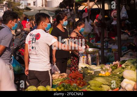Panikkauf, Kambodschaner tragen schützende Gesichtsmasken / Abdeckungen beim Einkaufen während der Coronavirus / COVID -19 Pandemie. Der Russische Markt, Phnom Penh, Kambodscha. April 2020. © Kraig Lieb Stockfoto