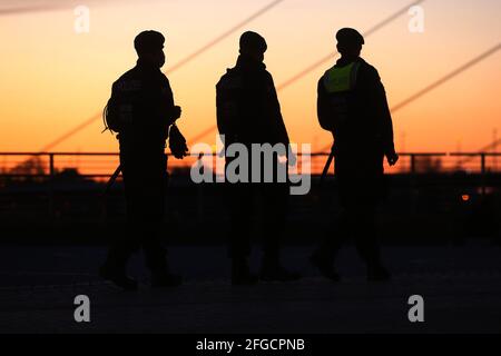 Düsseldorf, Deutschland. April 2021. Besucher in Düsseldorf genießen den Sonnenuntergang am Rhein. Kredit: David Young/dpa/Alamy Live Nachrichten Stockfoto