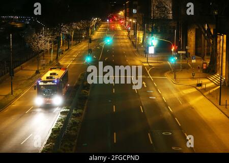 Düsseldorf, Deutschland. April 2021. Ein Bus fährt am Josef Beuys Ufer in Düsseldorf entlang. Die Menschen in Deutschland müssen sich auf neue Corona-Beschränkungen vorbereiten. Kredit: David Young/dpa/Alamy Live Nachrichten Stockfoto