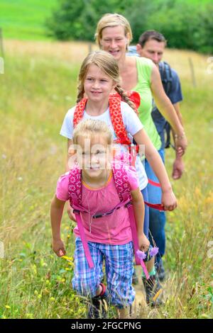 Junge Familie eine Wanderung in der Natur des Alpenvorlandes in der Nähe von Sulzberg in Westösterreich Stockfoto