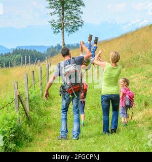 Junge Familie eine Wanderung in der Natur des Alpenvorlandes in der Nähe von Sulzberg in Westösterreich Stockfoto