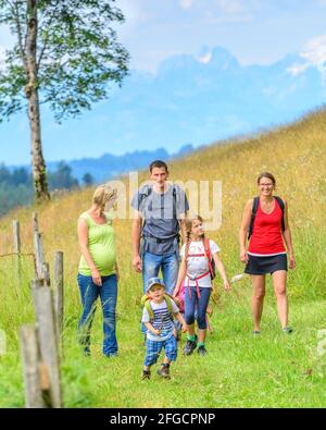 Junge Familie eine Wanderung in der Natur des Alpenvorlandes in der Nähe von Sulzberg in Westösterreich Stockfoto