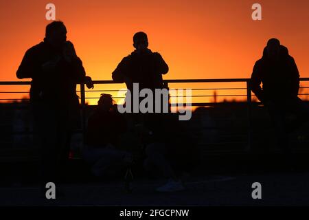 Düsseldorf, Deutschland. April 2021. Besucher in Düsseldorf genießen den Sonnenuntergang am Rhein. Die Menschen in Deutschland müssen sich auf neue Corona-Beschränkungen vorbereiten. Kredit: David Young/dpa/Alamy Live Nachrichten Stockfoto