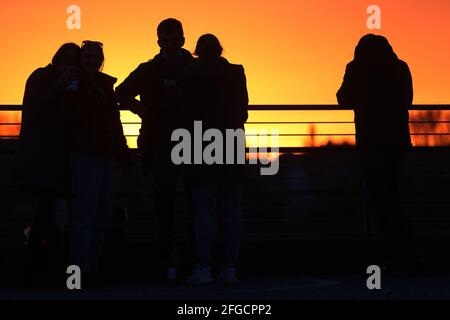 Düsseldorf, Deutschland. April 2021. Besucher in Düsseldorf genießen den Sonnenuntergang am Rhein. Kredit: David Young/dpa/Alamy Live Nachrichten Stockfoto