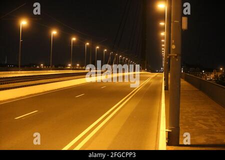 Düsseldorf, Deutschland. April 2021. Die Oberkassel-Brücke ist während der Ausgangssperre leer. Die Menschen in Deutschland müssen sich auf neue Corona-Beschränkungen vorbereiten. Kredit: David Young/dpa/Alamy Live Nachrichten Stockfoto