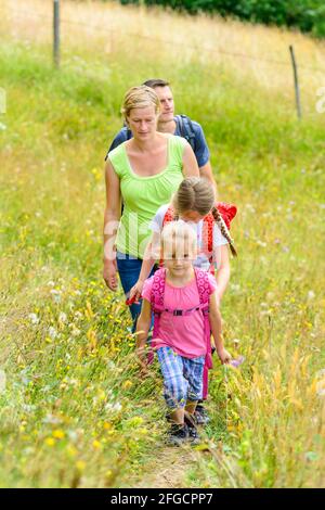 Junge Familie eine Wanderung in der Natur des Alpenvorlandes in der Nähe von Sulzberg in Westösterreich Stockfoto