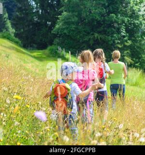 Junge Familie eine Wanderung in der Natur des Alpenvorlandes in der Nähe von Sulzberg in Westösterreich Stockfoto