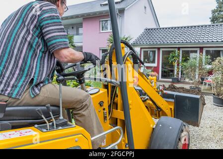 Grobe Erdarbeiten mit einem Radlader Stockfoto