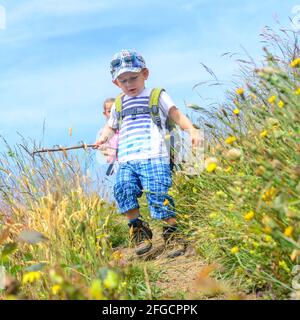 Cute little boy, eine Wanderung in der Natur des Alpenvorlandes in der Nähe von Sulzberg in Westösterreich Stockfoto