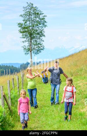 Junge Familie eine Wanderung in der Natur des Alpenvorlandes in der Nähe von Sulzberg in Westösterreich Stockfoto