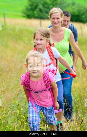 Junge Familie eine Wanderung in der Natur des Alpenvorlandes in der Nähe von Sulzberg in Westösterreich Stockfoto