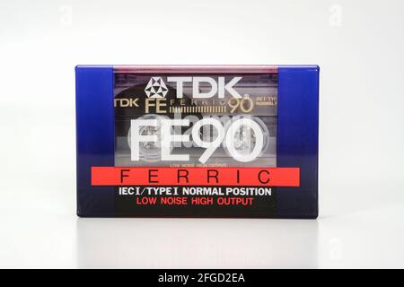 PRAG, TSCHECHISCHE REPUBLIK - 29. NOVEMBER 2018: Audio-Kompaktkassette TDK FE 90 ferric. Audiokassette auf weißem Hintergrund, Vorderansicht. Analoges Format f Stockfoto