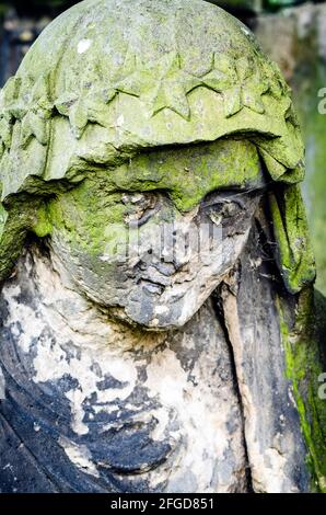 Statue der Maria (Mutter Jesu) mit beschädigtem Gesicht - Statue auf dem alten Friedhof, Krasna Lipa, Tschechische republik, Europa Stockfoto