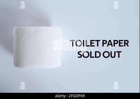 Gerolltes weißes Toilettenpapier auf weißem Hintergrund und Text Toilettenpapier ausverkauft. ofl-Schrift. Flaches Lay, Draufsicht Stockfoto