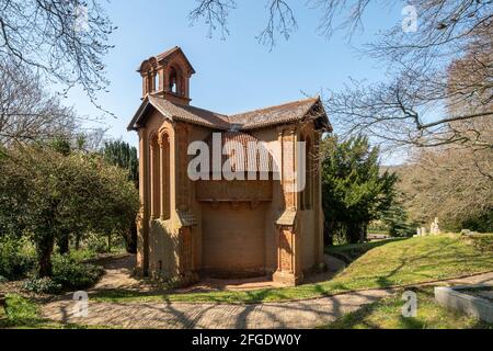 Watts Cemetery Chapel im Dorf Compton, Surrey, England, Großbritannien, ein denkmalgeschütztes Gebäude im Stil des Kunsthandwerks Stockfoto