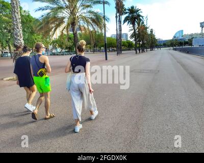 Menschen, die entlang der Promenade spazieren. Stockfoto