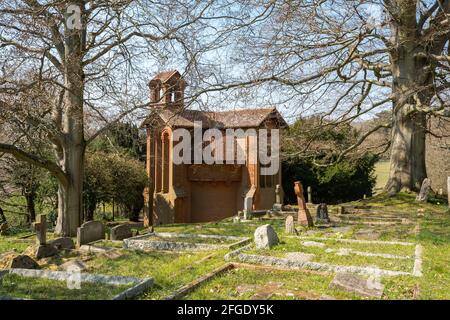 Watts Cemetery Chapel im Dorf Compton, Surrey, England, Großbritannien, ein denkmalgeschütztes Gebäude im Stil des Kunsthandwerks Stockfoto