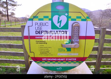 Ein Notfall-Herzdefibrillator für die öffentliche Verwendung in Cockley Beck, Duddon Valley, Cumbria, Großbritannien. Stockfoto