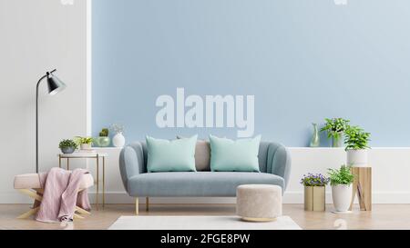Interieur eines hellen Wohnzimmers mit Kissen auf einem Sofa und Sessel, Pflanzen und Lampe auf leerem blauen Wandhintergrund. 3D-Rendering Stockfoto