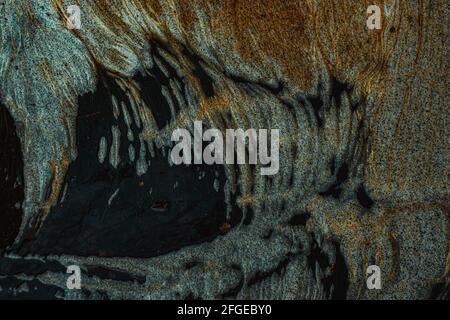 Schmutziger Schaum auf der Wasseroberfläche des Flusses Stockfoto