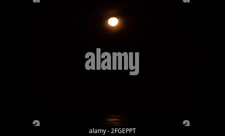 Moonlight Reflexionen über das Meer. Vollmond am Horizont im Meer mit Reflexion scheint. Stockfoto