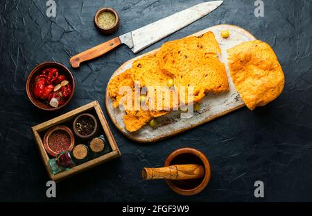 Hausgemachtes Brot mit sonnengetrockneten Tomaten, Oliven und Rosmarin Stockfoto