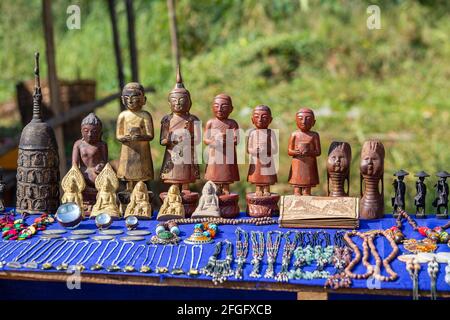 Handgemachte Souvenirs in einem Touristenstand auf dem Straßenmarkt in der Nähe des Inle Lake in Burma. Nahaufnahme. Souvenir-Artikel zum Verkauf in Myanmar Stockfoto