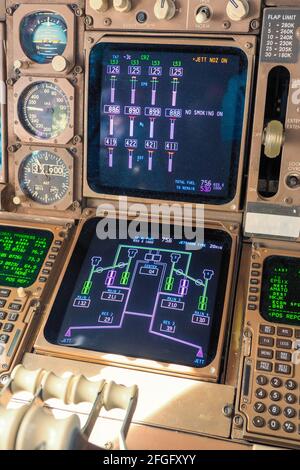 Verkehrsflugzeug, das aufgrund unvorhergesehener Umstände Kraftstoff über Bord abgibt - Vorbereitungen Für die sofortige Rückkehr zum Flughafen (Notlandung/vorrangige Landung) Stockfoto