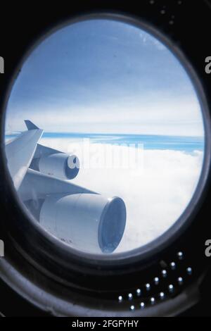 Verkehrsflugzeug, das aufgrund unvorhergesehener Umstände Kraftstoff über Bord abgibt - Vorbereitungen Für die sofortige Rückkehr zum Flughafen (Notlandung/vorrangige Landung) Stockfoto