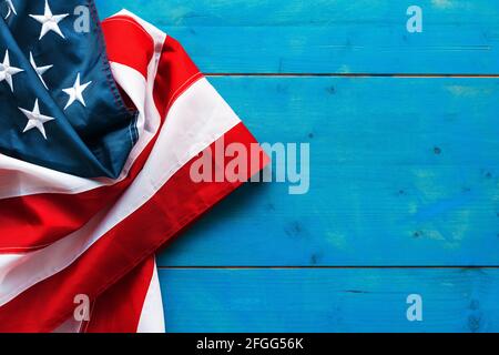 Amerikanische Flagge auf blauen Holzplanken, Draufsicht mit Kopierraum Stockfoto