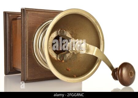 Manuelle Kaffeemühle aus Holz auf weißem Hintergrund Stockfoto