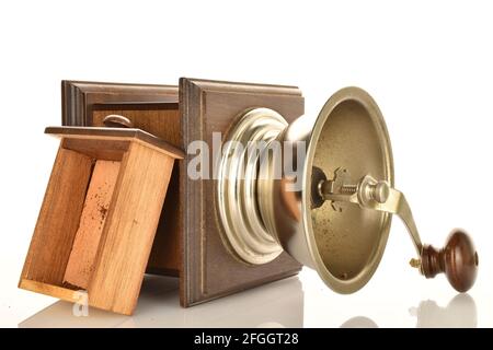 Manuelle Kaffeemühle aus Holz auf weißem Hintergrund Stockfoto