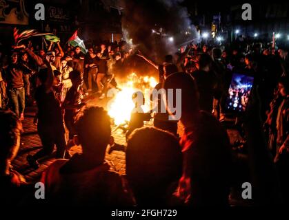 Gaza, Palästina. April 2021. Während einer Kundgebung zur Unterstützung der Al-Aqsa-Moschee in Gaza-Stadt singen Palästinenser Parolen, während sie Reifen verbrennen. Die Palästinenser wüteten letzte Nacht im besetzten Jerusalem zum elften Mal in Folge aus Protest gegen die Provokationen und Angriffe der israelischen Polizei und Siedler auf die Bewohner der Stadt und dehnten sich auf das Westjordanland und den Gazastreifen aus. (Foto von Mahmoud Issa/SOPA Images/Sipa USA) Quelle: SIPA USA/Alamy Live News Stockfoto