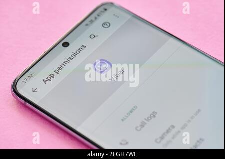 New york, USA - 23. April 2021: Ändern der Berechtigungseinstellung der viber-App auf dem Smartphone-Bildschirm Makro-Nahaufnahme Stockfoto