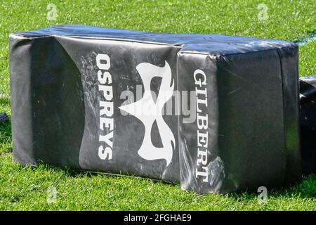 Swansea, Großbritannien. April 2021. Ein Ospreys-Tackle-Schild, das beim Warm-Up vor dem Guinness PRO14 Rainbow Cup-Spiel zwischen Ospreys und Cardiff Blues am 24. April 2021 im Liberty Stadium in Swansea, Wales, Großbritannien, eingesetzt wurde. Sportstadien in ganz Großbritannien unterliegen aufgrund der Coronavirus-Pandemie weiterhin strengen Beschränkungen, da staatliche Gesetze zur sozialen Distanzierung Fans innerhalb von Veranstaltungsorten verbieten, was dazu führt, dass Spiele hinter verschlossenen Türen gespielt werden. Quelle: Duncan Thomas/Majestic Media/Alamy Live News. Stockfoto