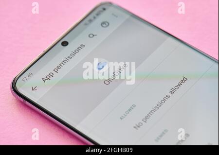 New york, USA - 23. April 2021: Ändern der Berechtigungseinstellung der Microsoft onedrive-App auf dem Smartphone-Bildschirm Makro-Nahaufnahme Stockfoto