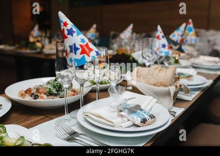 Tischeinstellung für die Nahaufnahme von Kindergeburtstagen. Kinderparty. Stockfoto